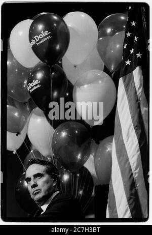 CAMPAGNE électorale PRÉSIDENTIELLE AMÉRICAINE 1988 Bob Dole candidat républicain sur la piste de campagne pendant les primaires du New Hampshire en février 1988 Robert Joseph Dole (né le 22 juillet 1923) est un politicien américain à la retraite, Homme d'État[3] et avocat représentant le Kansas à la Chambre des représentants des États-Unis de 1961 à 1969 et au Sénat des États-Unis de 1969 à 1996, en qualité de leader républicain du Sénat des États-Unis de 1985 à 1996. Il a été le candidat républicain à l'élection présidentielle de 1996 et le vice-président du parti à l'élection de 1976. Banque D'Images