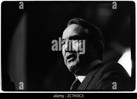 CAMPAGNE électorale PRÉSIDENTIELLE AMÉRICAINE 1988 Bob Dole candidat républicain sur la piste de campagne pendant les primaires du New Hampshire en février 1988 Robert Joseph Dole (né le 22 juillet 1923) est un politicien américain à la retraite, Homme d'État[3] et avocat représentant le Kansas à la Chambre des représentants des États-Unis de 1961 à 1969 et au Sénat des États-Unis de 1969 à 1996, en qualité de leader républicain du Sénat des États-Unis de 1985 à 1996. Il a été le candidat républicain à l'élection présidentielle de 1996 et le vice-président du parti à l'élection de 1976. Banque D'Images