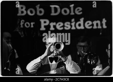 CAMPAGNE électorale PRÉSIDENTIELLE AMÉRICAINE 1988 Bob Dole candidat républicain sur la piste de campagne pendant les primaires du New Hampshire en février 1988 Robert Joseph Dole (né le 22 juillet 1923) est un politicien américain à la retraite, Homme d'État[3] et avocat représentant le Kansas à la Chambre des représentants des États-Unis de 1961 à 1969 et au Sénat des États-Unis de 1969 à 1996, en qualité de leader républicain du Sénat des États-Unis de 1985 à 1996. Il a été le candidat républicain à l'élection présidentielle de 1996 et le vice-président du parti à l'élection de 1976. Banque D'Images