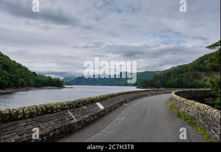 La route traversant le barrage à Thirlmere Reservoir, Thirlmere, Lake District, Cumbria Banque D'Images