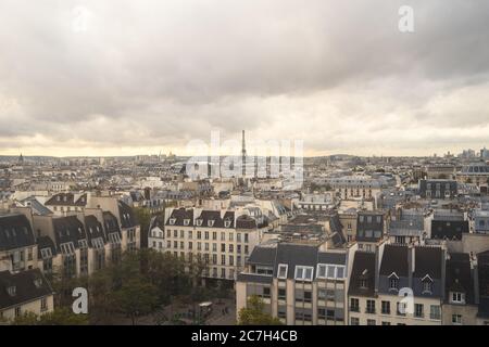 Vue en grand angle des bâtiments de Paris avec la Tour Eiffel tour sous un ciel nuageux sur l'arrière-plan Banque D'Images