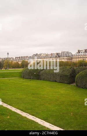 Tuileries jardin entouré de bâtiments sous un ciel nuageux dedans Paris en France Banque D'Images