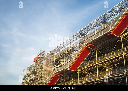 Centre Pompidou sous un ciel bleu et la lumière du soleil pendant la journée À Paris en France Banque D'Images