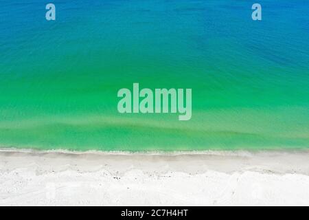 Photo aérienne de la plage de Anna Maria Island avec l'Océan Surf à venir à terre. Banque D'Images