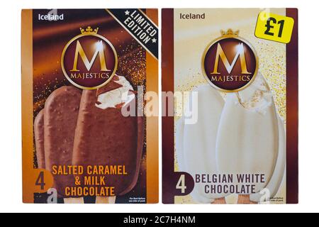 Boîte de crèmes glacées au chocolat blanc belge Majestics et de crèmes glacées au chocolat au lait et au caramel salés islandais Majestics, isolées sur fond blanc Banque D'Images