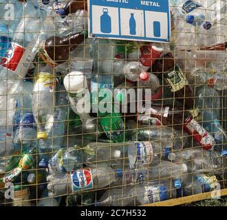 Poubelle contenant des bouteilles de plastique vides de Pepsi, Sprite, Schveppes et d'eau et de produits laitiers. Recyclage et tri des déchets Banque D'Images