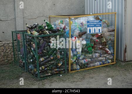 Bouteilles en verre et en plastique dans des poubelles. Tri et recyclage des déchets. Concept d'utilisation. Août 2018, Odessa, Ukraine Banque D'Images