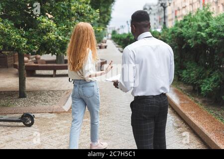 La femme refuse de participer à un sondage ou à un sondage public. La femme se fait des gestes avec la main comme rejet Banque D'Images