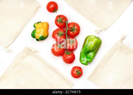 Présentation créative des légumes frais et des sacs écologiques réutilisables sur fond blanc, vue du dessus. Un style de vie durable. Shopping gastronomique écologique. Aucun gaspillage Banque D'Images