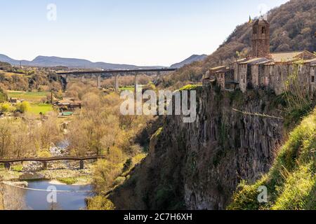 Europe, Espagne, Catalogne, province de Gerona, la Garrotxa, Castellfollit de la Roca, vue sur la falaise de la vieille ville de Castellfollit de la Roca et le paysage ci-dessous Banque D'Images