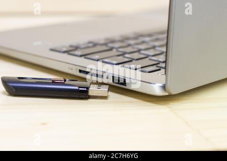 Mémoire flash avec ordinateur portable pour conncet au port USB pour ordinateur portable plug-in et de transfert backup business Banque D'Images
