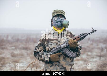 soldat avec masque à gaz et arme automatique prêt Banque D'Images