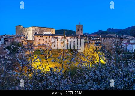 Europe, Espagne, Catalogne, province de Gérone, Garrotxa, vue sur le centre historique de Santa Pau dans la soirée Banque D'Images