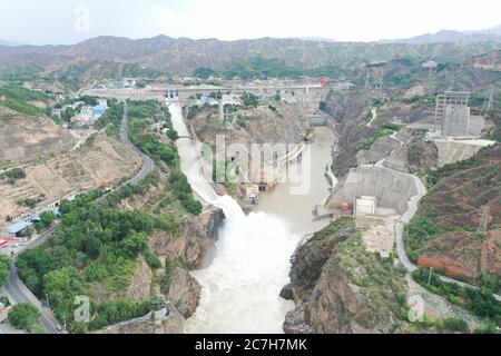 Yongjing. 17 juillet 2020. La photo aérienne prise le 17 juillet 2020 montre que l'eau s'ingouge des dégoulottes du réservoir de la gorge de Liujia dans la province de Gansu, dans le nord-ouest de la Chine. La hausse des niveaux d'eau dans les tronçons supérieurs de la rivière jaune a entraîné l'entrée croissante dans le réservoir de la gorge de Liujia, et le réservoir a ouvert des évacuateurs de crues pour la troisième fois cette année. Crédit: Zhang Yun/Xinhua/Alay Live News Banque D'Images