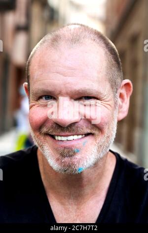 homme de 50 ans montrant ses nouvelles dents. Banque D'Images