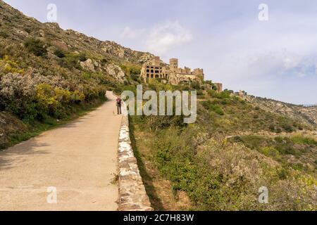 Europe, Espagne, Catalogne, Gérone, Alt Empordà, Port de la Selva, randonneurs sur le chemin du monastère bénédictin de Sant Pere de Rodes dans l'arrière-pays aride de la Costa Brava Banque D'Images