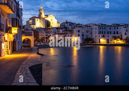 Europe, Espagne, Catalogne, Gérone, Alt Empordà, Cadaqués, ambiance nocturne dans la baie de Cadaqués avec vue sur l'église Santa Maria Banque D'Images