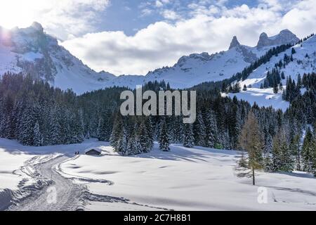 Europe, Autriche, Vorarlberg, Montafon, Rätikon, Gauertal, amateurs de ski dans le Gauertal enneigé sur fond des trois Tours Banque D'Images