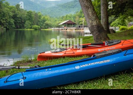 Kayaks le long du rivage du lac Trahlyta dans le parc national de Vogel, niché dans les Blue Ridge Mountains de Géorgie du Nord. (ÉTATS-UNIS) Banque D'Images