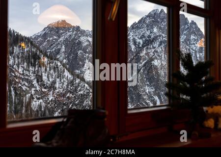 Europe, Autriche, Tyrol, Tyrol de l'est, Lienz, Dolomitenhütte, vue depuis la fenêtre de la salle à manger sur les Dolomites de Lienzer Banque D'Images