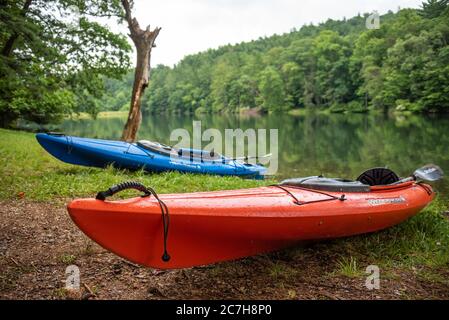 Kayaks le long du rivage du lac Trahlyta dans le parc national de Vogel, niché dans les Blue Ridge Mountains de Géorgie du Nord. (ÉTATS-UNIS) Banque D'Images