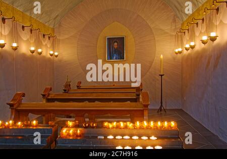 Chapelle Marienbild; Marie Siège de la sagesse peinture entourée de mandorla; 1700; nombreuses bougies, plaine, abbaye Saint-Matthias XIIe siècle; Bénédictin Banque D'Images