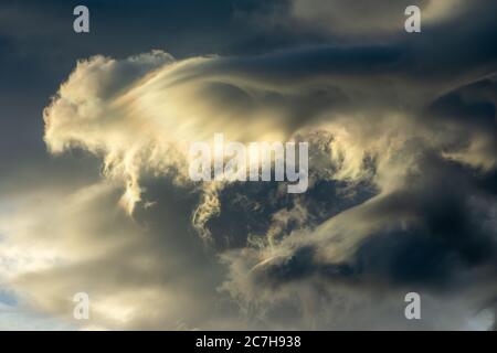 Formations de nuages au coucher du soleil dans le district des lacs anglais Banque D'Images