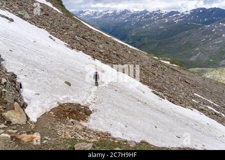 Europe, Autriche, Tyrol, Alpes de l'Ötztal, Ötztal, Obergurgl, randonneurs de montagne traversent un vieux champ de neige sur la montée de la Ramolhaus Banque D'Images