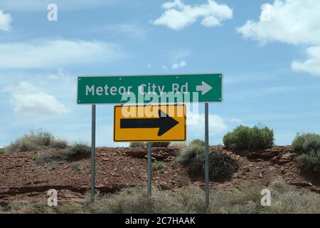 Panneau de route pour Meteor City Road contre le ciel bleu, historique route 66 menant aux ruines de Meteor City Trading Post, Arizona, Amérique, USA - 2015 Banque D'Images