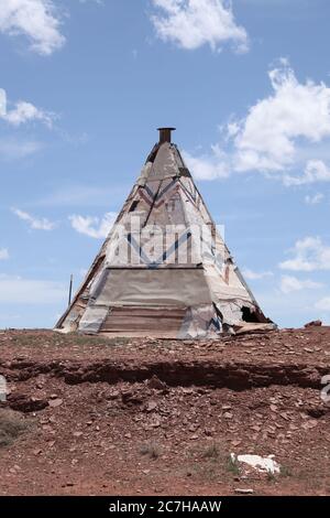 Une ancienne réplique Teepee se tient contre le ciel bleu aux ruines Meteor City Trading Post, Arizona, Amérique, USA - route 66 2015 Banque D'Images