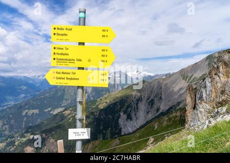 Europe, Autriche, Tyrol, Tyrol de l'est, Kals am Großglockner, panneau sur le Kalser Höhe Banque D'Images