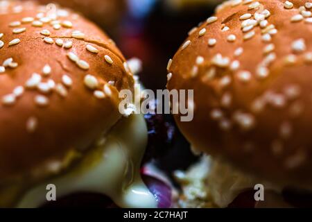Gros plan de délicieux hamburgers faits maison sur une table en bois Banque D'Images