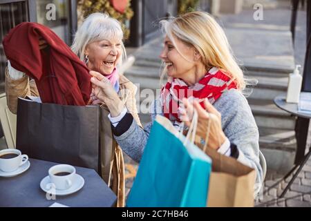 Les femmes âgées rient dans le café de rue Banque D'Images