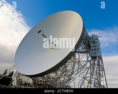 Le radiotélescope Lovell de Jodrell Bank, à Cheshire, en Angleterre, a terminé en 1957 et a fait 250 pieds de diamètre. Banque D'Images