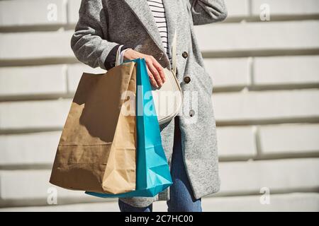 Femme tenant des sacs de shopping dans la ville Banque D'Images