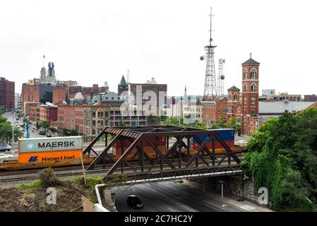 Paysage urbain du centre-ville de Rochester, New York avec un train de cargaison dans le forground. Banque D'Images