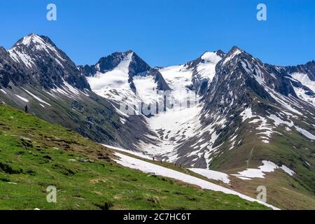 Europe, Autriche, Tyrol, Alpes de l'Ötztal, Ötztal, randonneurs sur le Mutsattel avec la toile de fond du Gaisbergferner à la fin de la vallée du Gaisberg Banque D'Images