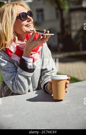 Une femme adulte heureuse se reposant dans la rue de la ville après une dure journée de travail Banque D'Images