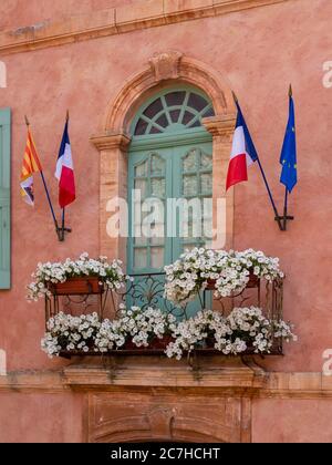 Vue verticale d'un balcon avec drapeaux de France suspendus le pôle Banque D'Images