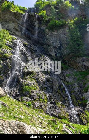 Europe, Autriche, Tyrol, Alpes de l'Ötztal, Ötztal, petite cascade dans la forêt de montagne entre Niederthai et Längenfeld Banque D'Images