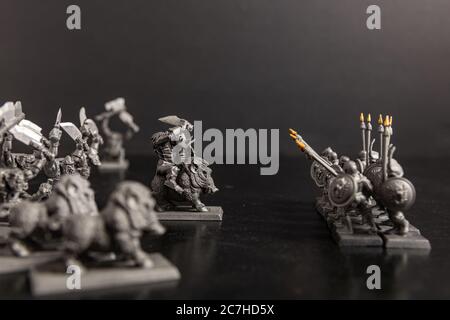 Cliché sélectif en niveaux de gris de créature et de soldat mythiques avec figurines spears Banque D'Images