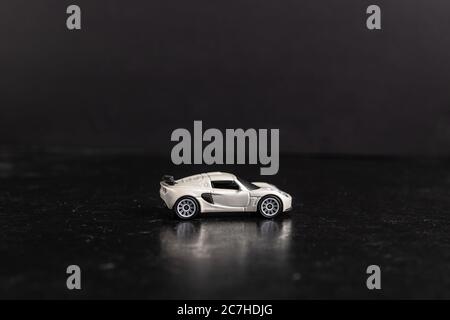 Mise au point sélective d'une voiture de sport blanche une surface noire Banque D'Images