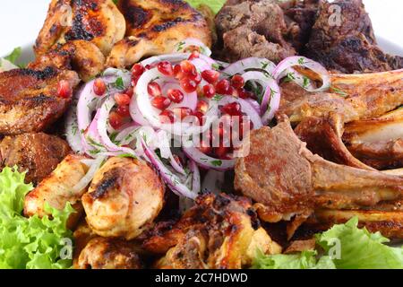 Shish kebabs avec légumes en brochettes Banque D'Images