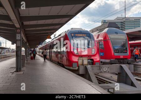 Munich, Allemagne - mai 05 2019 : deux trains exploités par Deutsche Bahn, à la gare centrale de Munich (en allemand). Banque D'Images