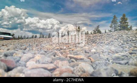 Collines et montagnes du parc national de Yellowstone près du lac, vue aérienne. Banque D'Images