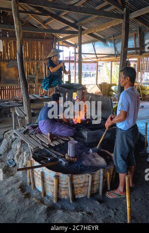 Inle City , état de Shan , forgeron d'Inle travaillant sur le métal. Banque D'Images