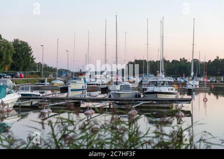 Bateaux de plaisance amarrés dans le port de petit bateau Haukilahti. Le club nautique local organise des patrouilles de sécurité bénévoles pour assurer la sécurité des bateaux. Banque D'Images