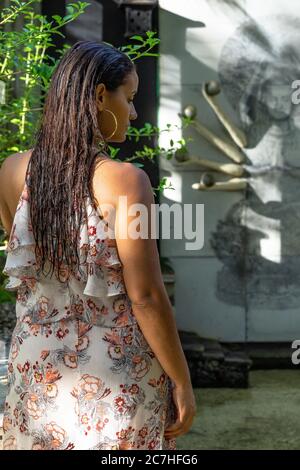 Amérique, Caraïbes, grandes Antilles, République dominicaine, Cabarete, femme bénéficie de la paix dans un étang à poissons dans la zone de yoga du Natura Cabana Boutique Hotel & Spa Banque D'Images