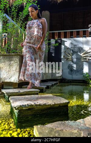 Amérique, Caraïbes, grandes Antilles, République dominicaine, Cabarete, femme bénéficie de la paix dans un étang à poissons dans la zone de yoga du Natura Cabana Boutique Hotel & Spa Banque D'Images