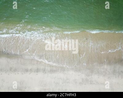 Vague bleue sur la plage de sable propre. Concept vacances et Voyage Banque D'Images